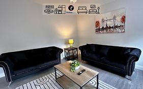 Spacious 4 Bedroom By Tara Stays Short Lets & Serviced Accommodation Aldershot With Free Wifi & Garden