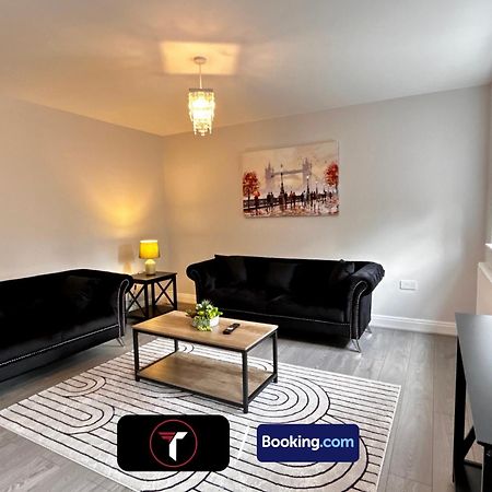 Spacious 4 Bedroom By Tara Stays Short Lets & Serviced Accommodation Aldershot With Free Wifi & Garden Exterior photo