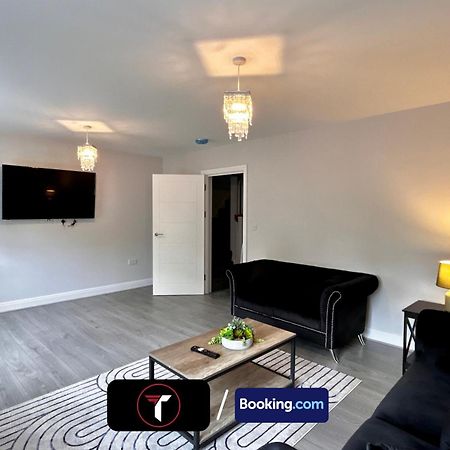 Spacious 4 Bedroom By Tara Stays Short Lets & Serviced Accommodation Aldershot With Free Wifi & Garden Exterior photo