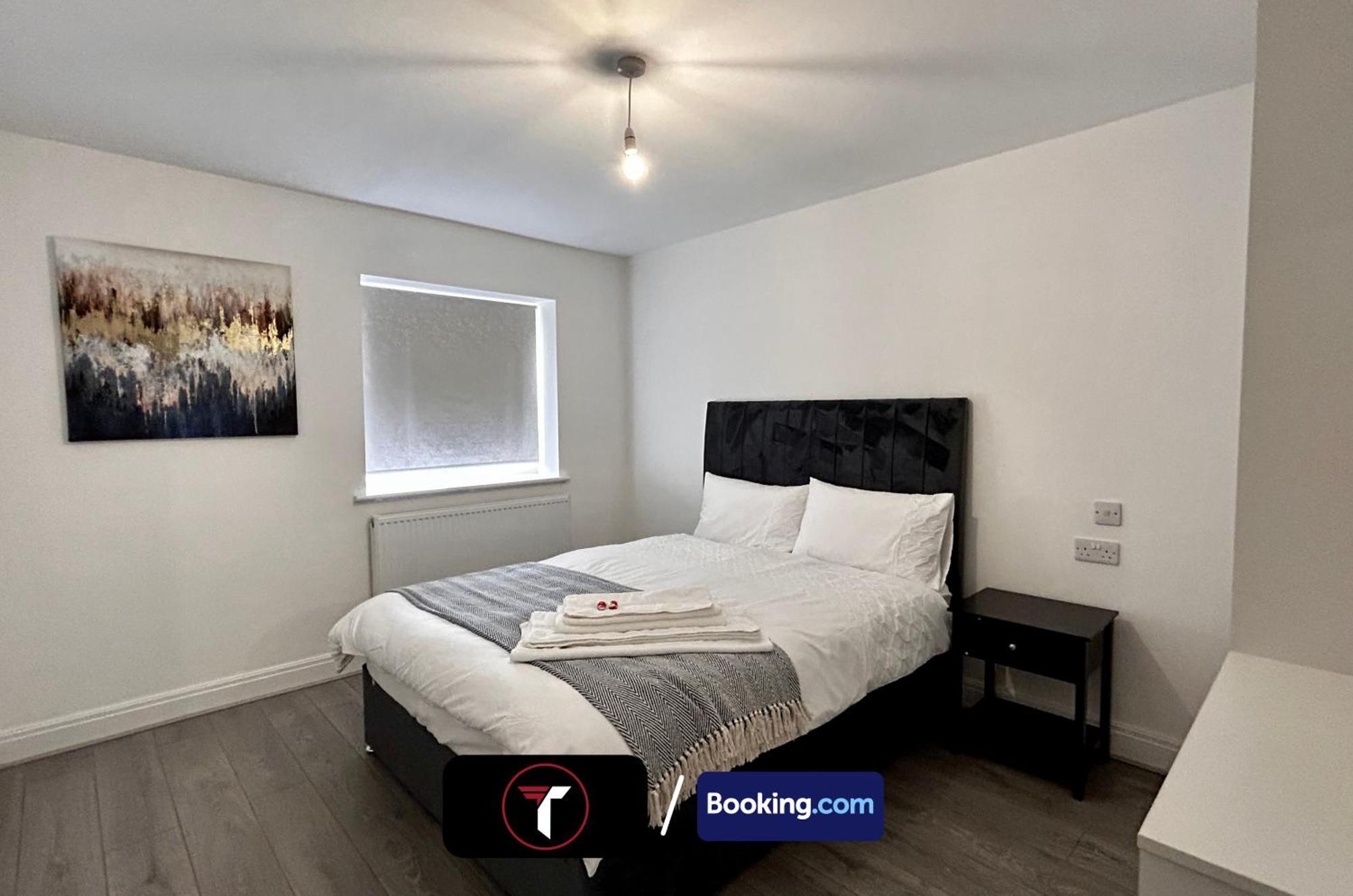 Spacious 4 Bedroom By Tara Stays Short Lets & Serviced Accommodation Aldershot With Free Wifi & Garden Exterior photo