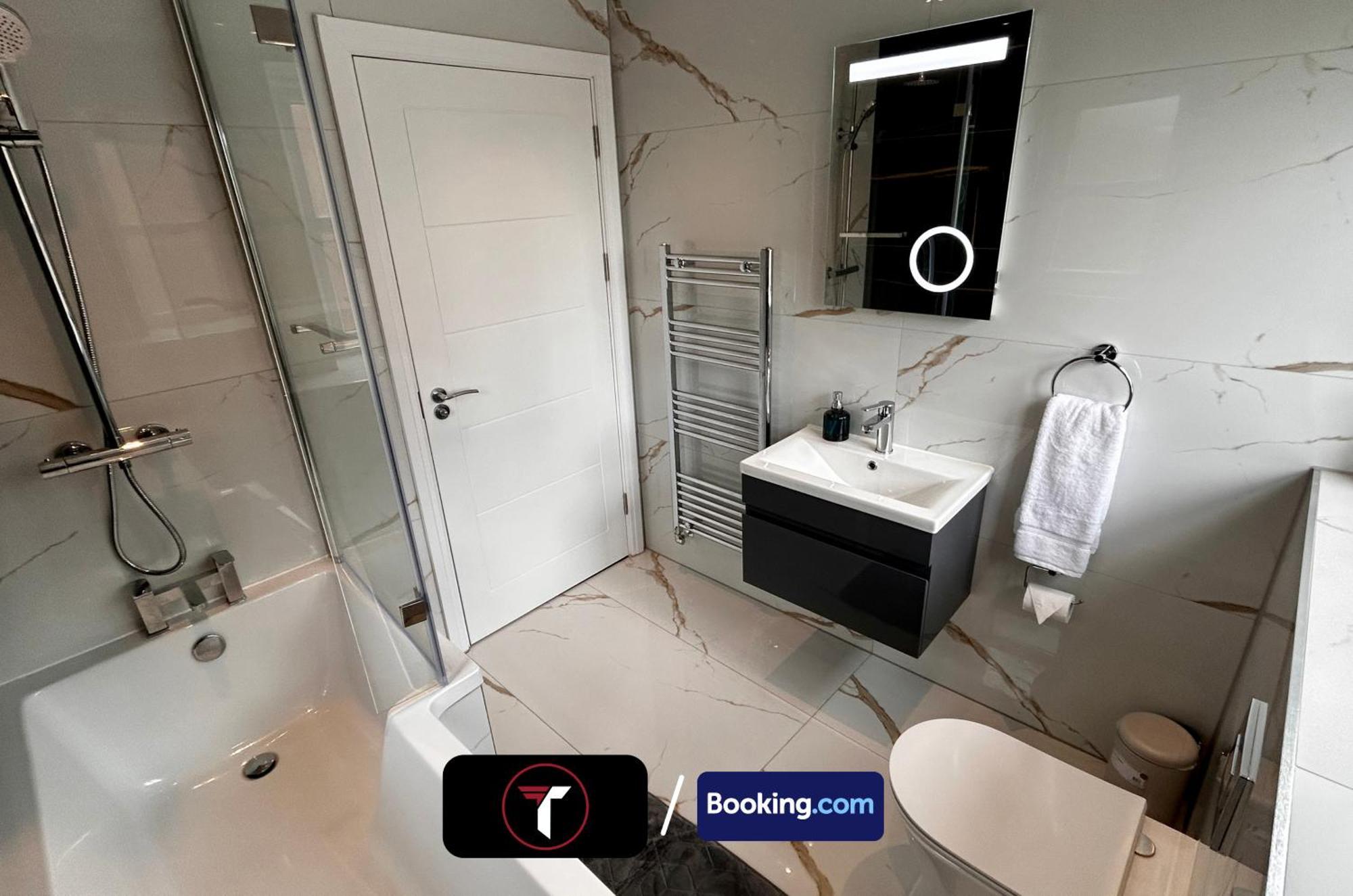 Spacious 4 Bedroom By Tara Stays Short Lets & Serviced Accommodation Aldershot With Free Wifi & Garden Exterior photo