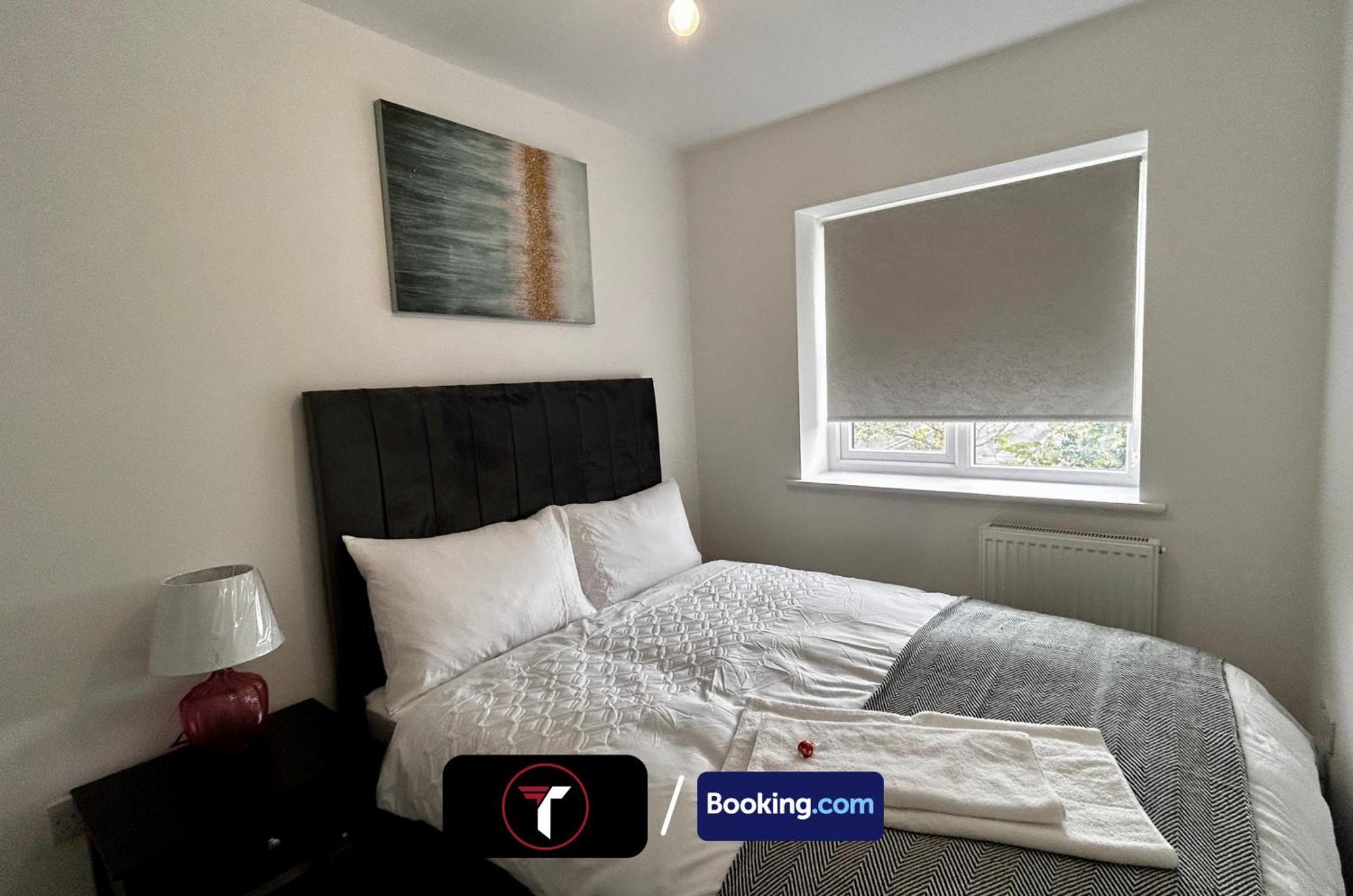 Spacious 4 Bedroom By Tara Stays Short Lets & Serviced Accommodation Aldershot With Free Wifi & Garden Exterior photo
