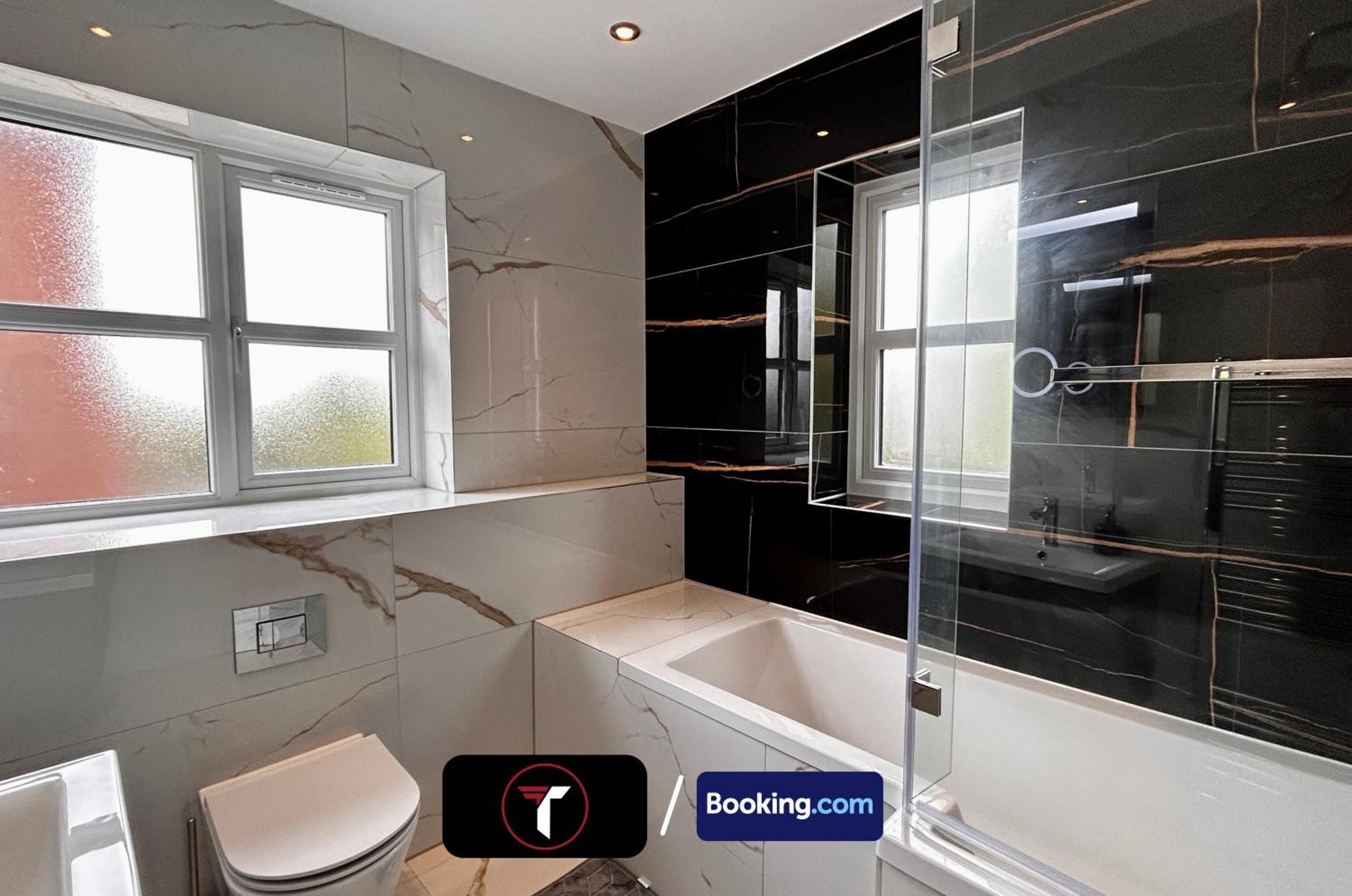Spacious 4 Bedroom By Tara Stays Short Lets & Serviced Accommodation Aldershot With Free Wifi & Garden Exterior photo