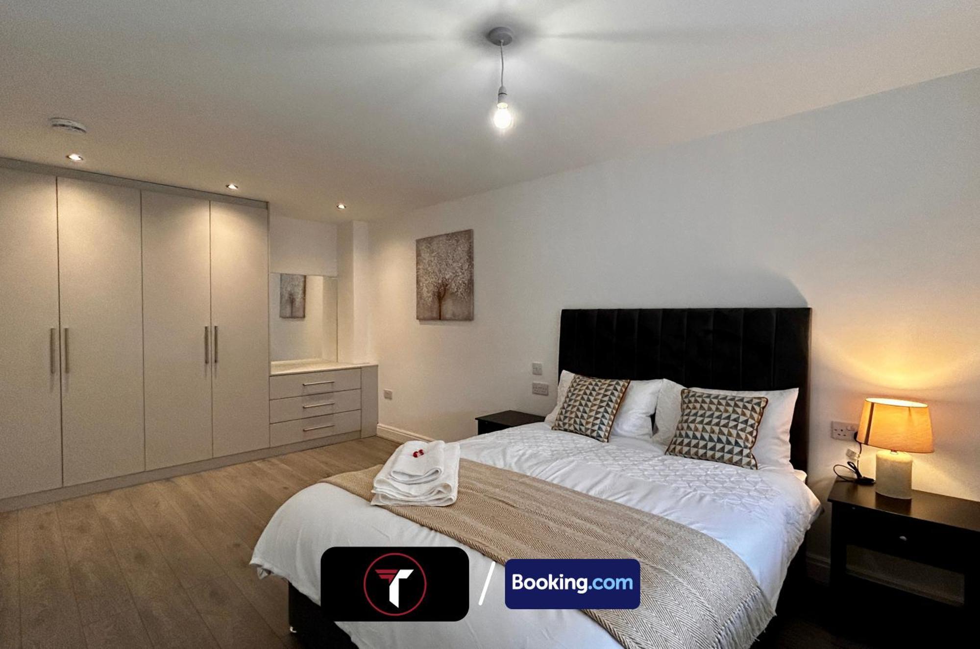 Spacious 4 Bedroom By Tara Stays Short Lets & Serviced Accommodation Aldershot With Free Wifi & Garden Exterior photo