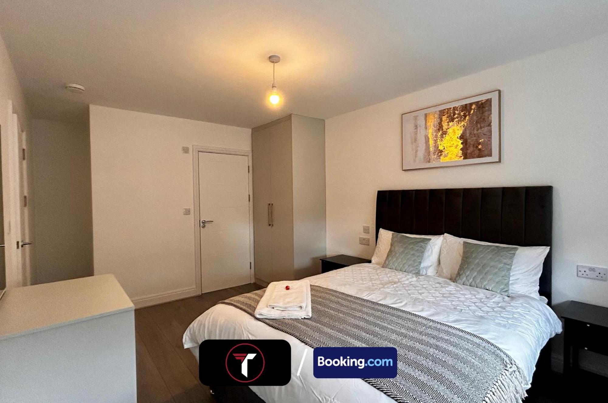 Spacious 4 Bedroom By Tara Stays Short Lets & Serviced Accommodation Aldershot With Free Wifi & Garden Exterior photo