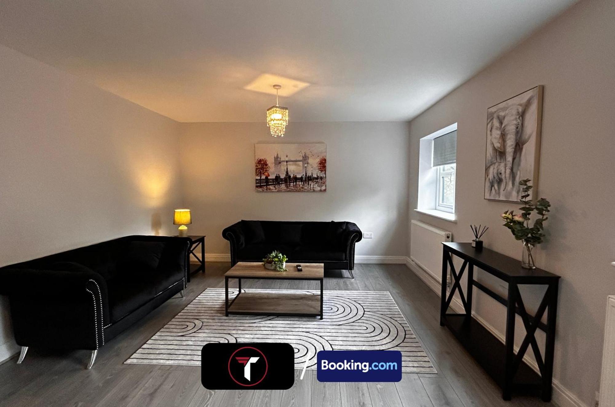 Spacious 4 Bedroom By Tara Stays Short Lets & Serviced Accommodation Aldershot With Free Wifi & Garden Exterior photo